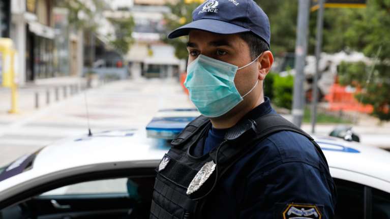 Απίστευτο περιστατικό στη Βούλα: Νεαρός από Βρετανία, αντί για καραντίνα, βγήκε και έφτυνε αστυνομικούς