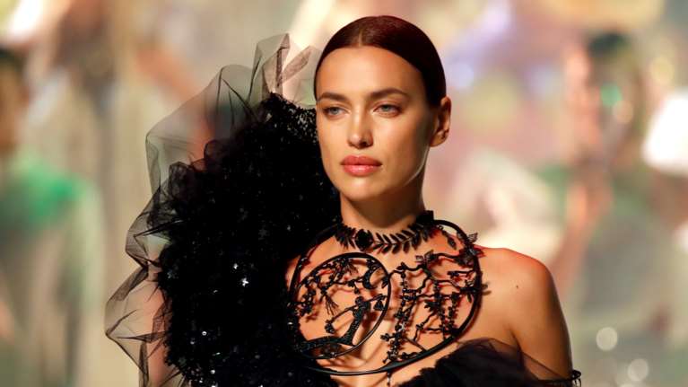 Προκαλεί ασυνήθιστα η Ιρίνα Σάικ: Εκείνη χορεύει προκλητικά και τριγύρω την αποθεώνουν