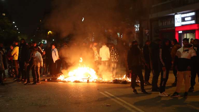 Ο 16χρονος Ρομά "έκανε επικίνδυνους ελιγμούς, παραβίαζε κόκκινα φανάρια, προσπάθησε να μας εμβολίσει", λένε οι αστυνομικοί