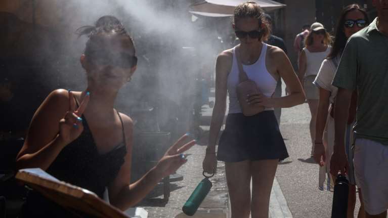 Καμίνι η χώρα: 40άρια σε 136 περιοχές - Δύσκολη και η νύχτα, λέει ο Μαρουσάκης - Πότε υποχωρεί ο καύσωνας και έρχονται καταιγίδες