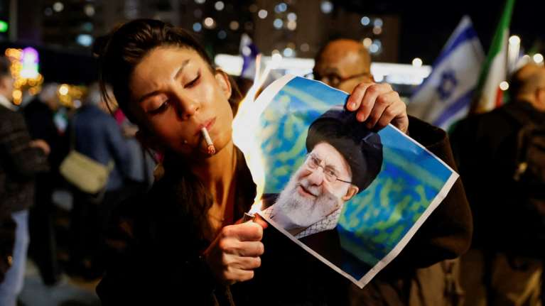 Ιράν: "Δεν θα γίνουν απαγχονισμοί σήμερα ή αύριο" -Ο Τραμπ αφήνει ανοιχτό το ενδεχόμενο στρατιωτικής επέμβασης