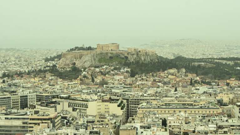 Νέα θερμή εισβολή με αφρικανική σκόνη από την Κυριακή: Ακραίες θερμοκρασίες για την εποχή, έως και 16 βαθμοί υψηλότερες