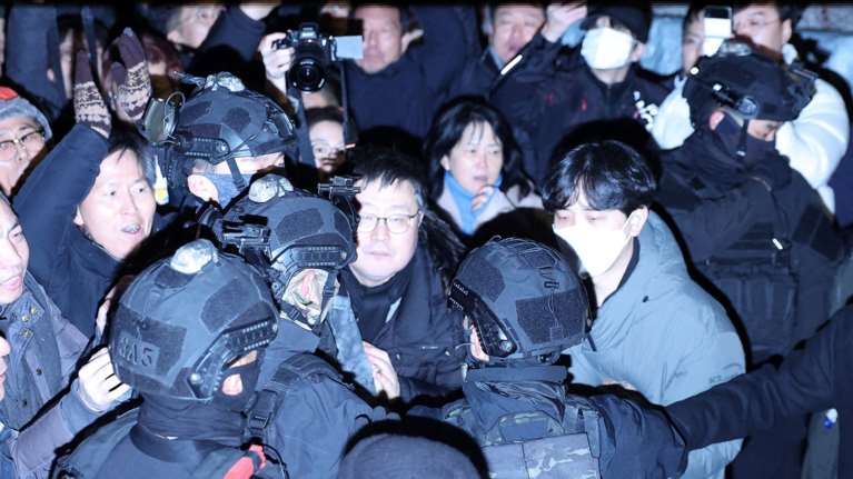 Ραγδαίες εξελίξεις στη Ν.Κορέα: Καταψήφισε η Βουλή τον στρατιωτικό νόμο - Στους δρόμους στρατός και διαδηλωτές