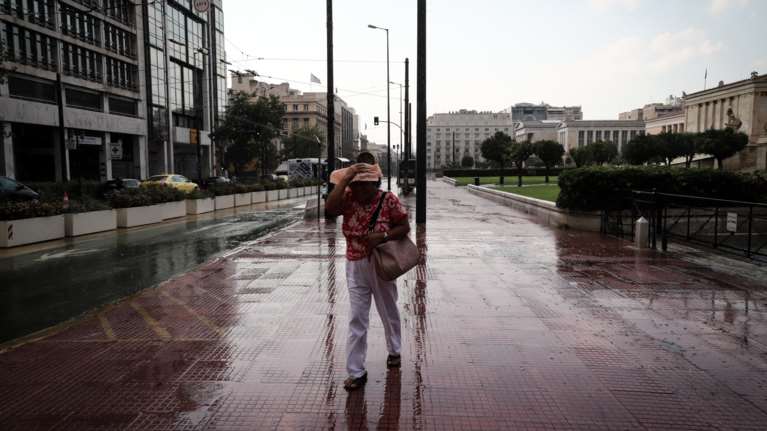 Καιρός: Χειμωνιάζει... με καταιγίδες και χαλάζι - Ραγδαία επιδείνωση αύριο