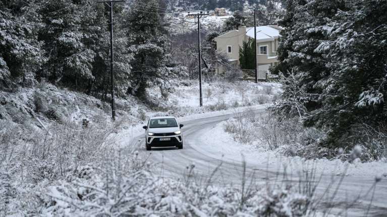 Αρχισε η επέλαση της κακοκαιρίας &quot;Coral&quot;: Χιονίζει στην Πάρνηθα - Πού διακόπηκε η κυκλοφορία - Κλειστά σχολεία στην Εύβοια