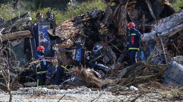 Τραγωδία στα Τέμπη: Μήνυση και αγωγή στον Κώστα Καραμανλή από τον πατέρα 26χρονου θύματος [βίντεο]
