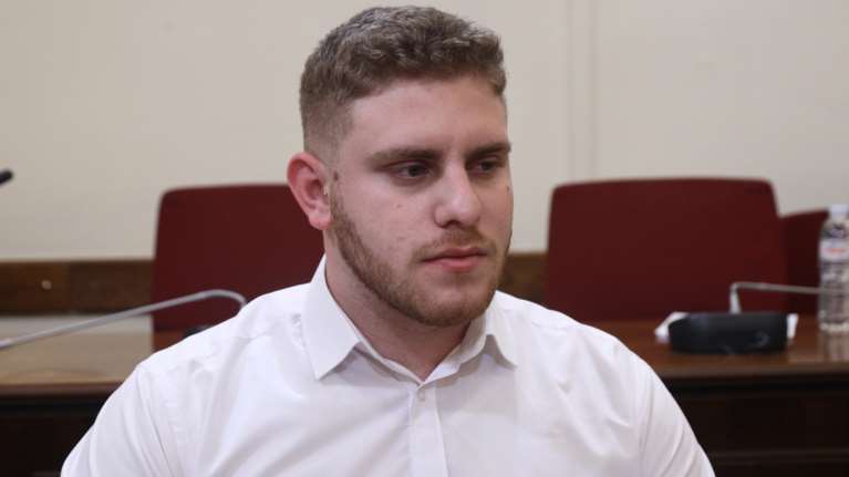 Ο Βασίλης Κόκκαλης εξηγεί γιατί έκανε ερώτηση στον επιζώντα των Τεμπών για την τούρτα των γενεθλίων του [βίντεο]