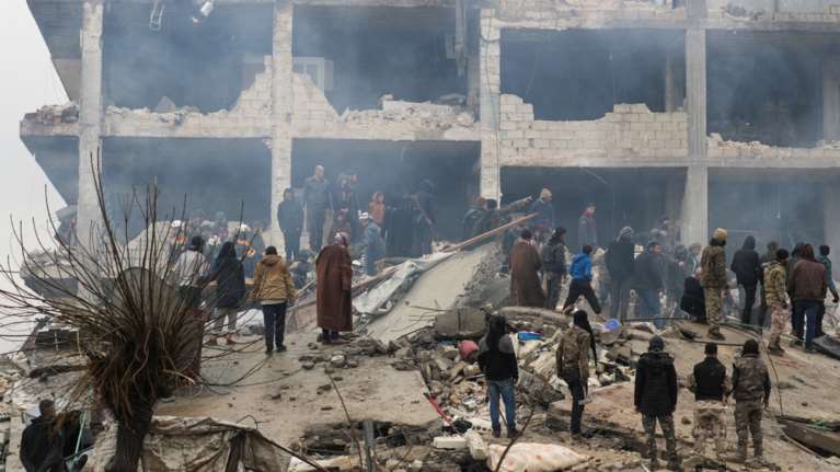 Εικόνες σοκ από τον σεισμό στη Συρία: Σκάβουν με τα νύχια για επιζώντες - Παντού πτώματα και πολικές θερμοκρασίες