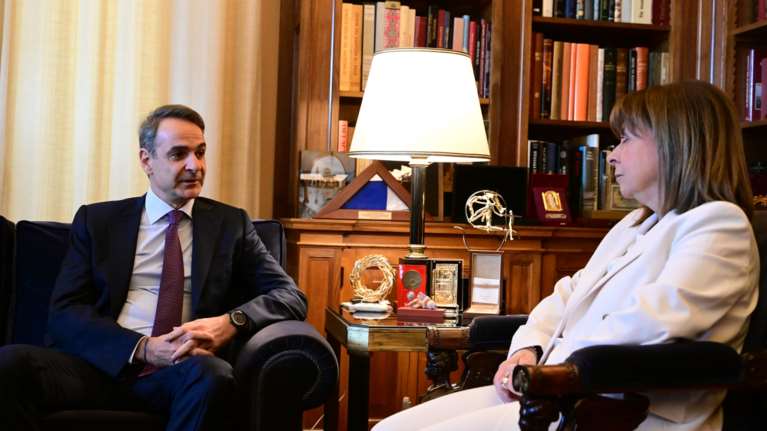 Τα &quot;ευχαριστώ&quot; Μητσοτάκη σε Σακελλαροπούλου στην τελευταία, ολίγον αμήχανη, συνάντησή τους στο Προεδρικό Μέγαρο