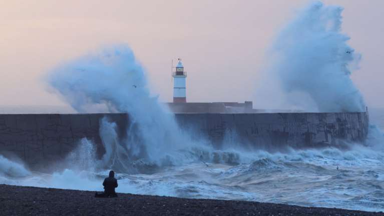 Σαρώνει τη Βρετανία η καταιγίδα Ίσα - Καταστροφές, διακοπές ρεύματος και άνεμοι με 144 χλμ/ώρα [εικόνες]