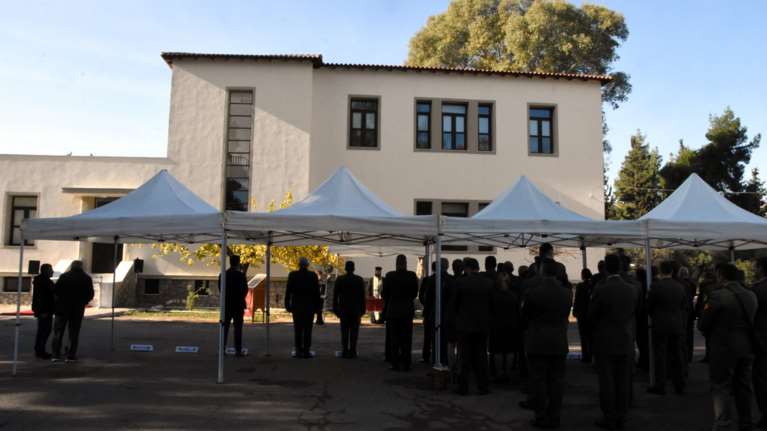 Απίστευτο: Δύο ανήλικες προσήχθησαν για... κατασκοπεία - Έβγαζαν selfie έξω από στρατόπεδο στο Ναύπλιο