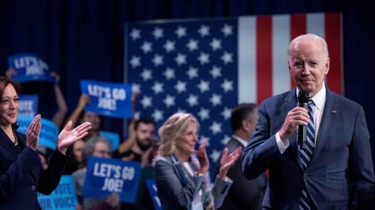 &quot;Απλώς κοιτάξτε με&quot;: Ο Μπάιντεν προσπαθεί να πείσει τους Αμερικανούς ότι μπορεί να είναι Πρόεδρος το 2024