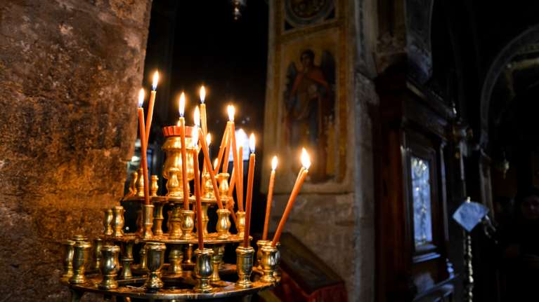 Ακάθιστος Υμνος: Σήμερα η κορυφαία ακολουθία των Χαιρετισμών - Γιατί οι πιστοί στέκονται όρθιοι