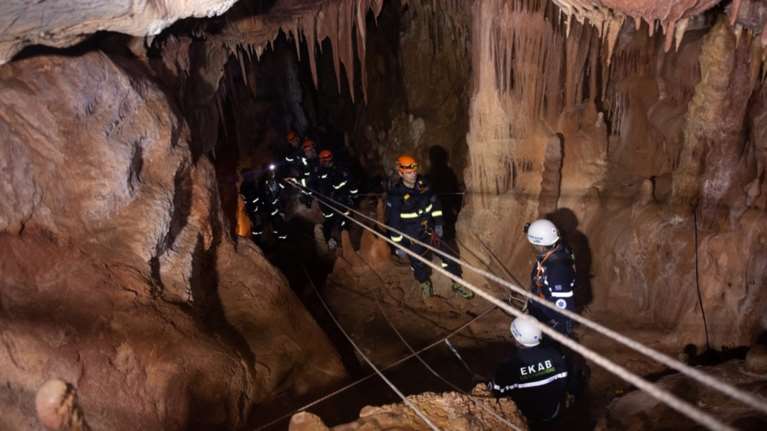 Θρίλερ στη Λάρισα: Άτομο εντοπίστηκε χωρίς τις αισθήσεις του σε σπηλιά 22 μέτρων - Αναφορές για χρυσοθήρες