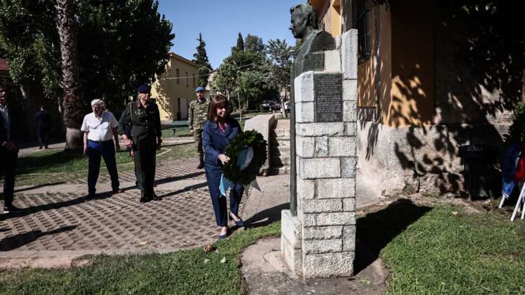 Σακελλαροπούλου για αποκατάσταση της Δημοκρατίας: Δεν μπορούμε να γιορτάσουμε γιατί ζούμε με ένταση τις πυρκαγιές