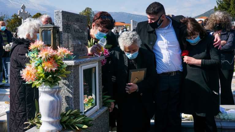 "Δεν θα δεχτούμε ούτε ένα ευρώ για τη δολοφονία του πατέρα μου" - Ο γιος του Γιώργου Καραϊβάζ μιλάει για πρώτη φορά