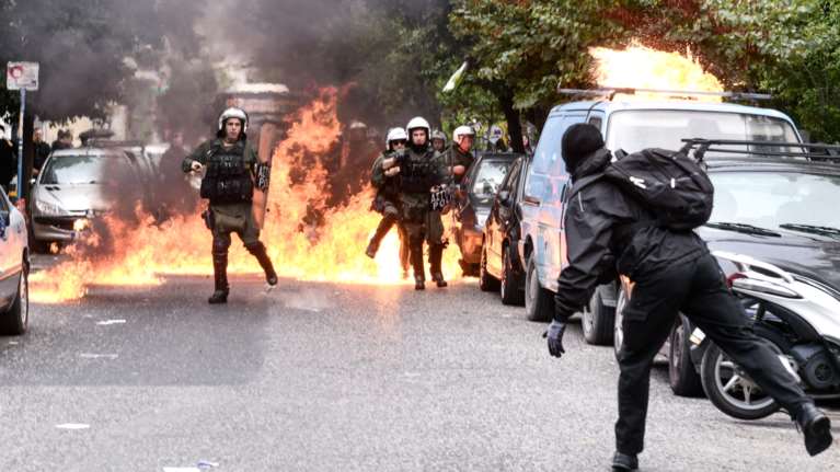 Επεισόδια στα Σεπόλια: Μολότοφ και χημικά σε συγκέντρωση - Έσπασαν το αυτοκίνητο του Μίχου [Εικόνες]