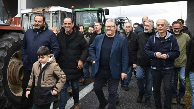 Ο Κουτσούμπας στο μπλόκο της Νίκαιας: "Βαστάτε γερά - Στηρίζουμε τον δίκαιο αγώνα των αγροτών" [εικόνες]