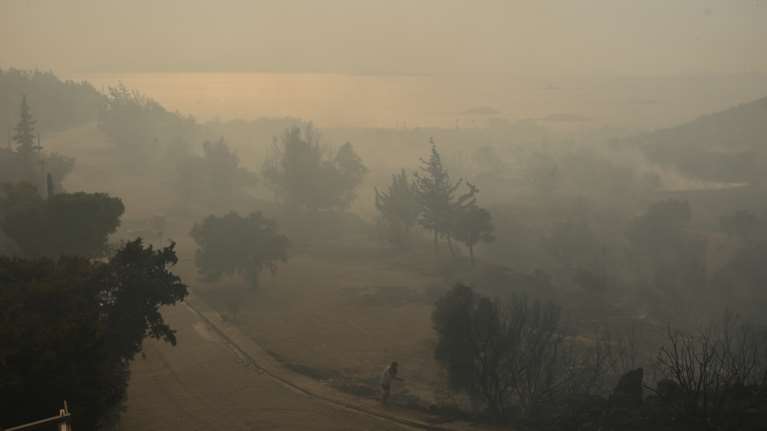 Φωτιές σε Αττική, Κορινθία και Βοιωτία: Σταδιακή εξασθένηση των ανέμων, σύμφωνα με το meteo