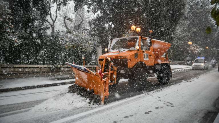 "Δήμαρχοι για βαφτίσια, ρουσφέτια και πανηγύρια" - Ποιους καρφώνει το κύριο άρθρο της "Καθημερινής"