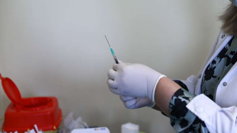 Το plan B των εμβολιασμών: Αστυνομικοί, πυροσβέστες και ένστολοι στη θέση όσων δεν προσέρχονται στα ραντεβού