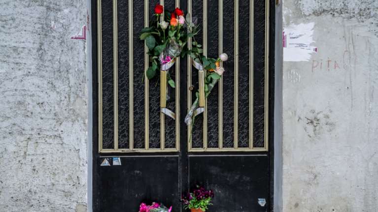 Πάτρα: Λουλούδια στην πόρτα του σπιτιού της Ρούλας Πισπιρίγκου - Για τα τρία νεκρά κοριτσάκια [Εικόνες - Βίντεο]