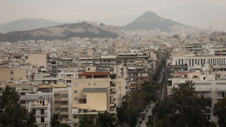 Ο καιρός σήμερα: Λασποβροχή με συννεφιά και σκόνη - Πέφτει η θερμοκρασία