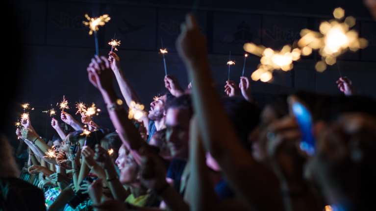 Προνόμια εμβολιασμένων: Με πιστοποιητικό σε συναυλίες και γήπεδα; - Ο Πιερρακάκης εξηγεί το γαλλικό μοντέλο