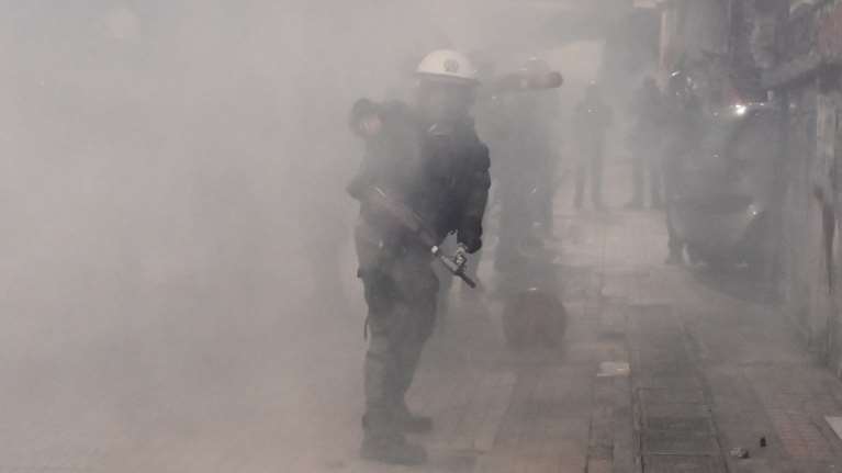 Επεισόδια στα Εξάρχεια: Καταγγελίες για επίθεση των ΜΑΤ κατά δημοσιογράφων - Χημικά και σπασμένες τζαμαρίες [εικόνες - βίντεο]