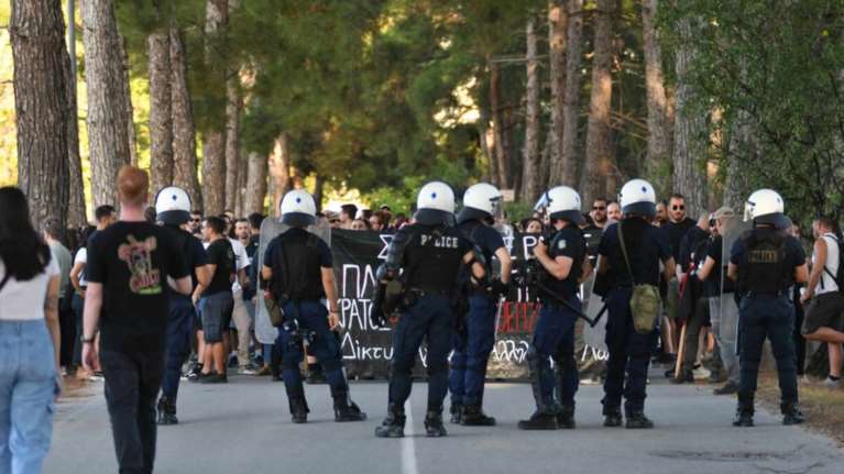 Λάρισα: Ένταση και χημικά έξω από την Περιφέρεια Θεσσαλίας κατά την άφιξη του Μητσοτάκη - Τραυματίες 6 αστυνομικοί