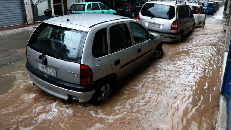 Κακοκαιρία Elias: Κλειστή για λόγους ασφαλείας η λεωφόρος Αναβύσσου [βίντεο]