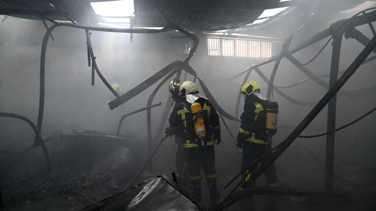 Φωτιά σε εργοστάσιο πολυεστερικών στον Ασπρόπυργο - Μήνυμα από το 112 [εικόνες]
