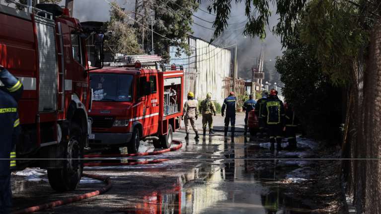 Υπό έλεγχο τέθηκε η μεγάλη φωτιά σε αποθήκη κρεάτων στην αγορά του Ρέντη