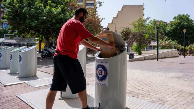 Δήμος Αθηναίων: Τοποθετήθηκαν οι πρώτοι 350 βυθιζόμενοι κάδοι απορριμμάτων