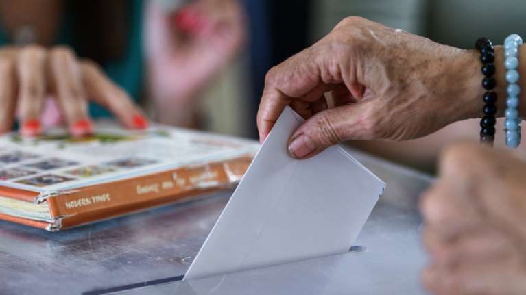 Metron Analysis: Κατρακυλά στην 5η θέση ο ΣΥΡΙΖΑ, τρίτος ο Βελόπουλος - Πρώτη αλλά με απώλειες η ΝΔ