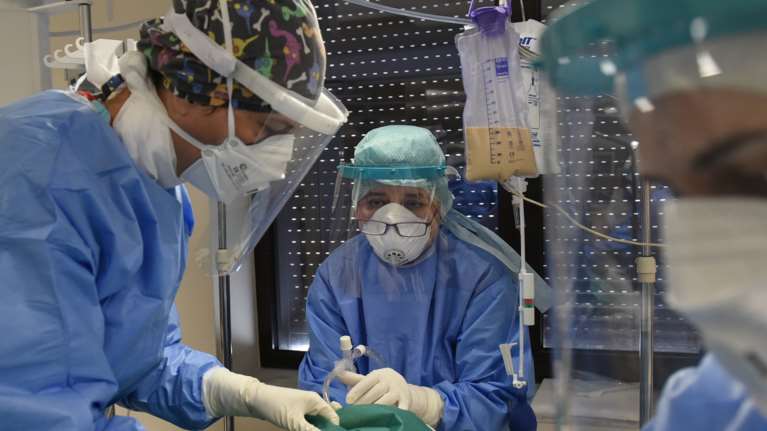 Θερίζει ο κορονοϊός: 901 νεκροί σε 21 μέρες και τα πάρτι συνεχίζονται - Γιατί δεν πέφτουν τα κρούσματα στη Θεσσαλονίκη