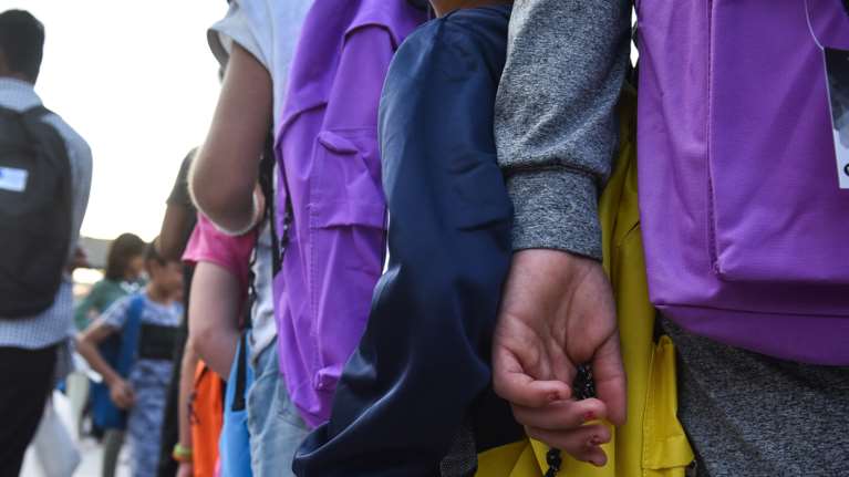 Ετσι θα καθίσουν πάλι οι μαθητές στα θρανία - Τα μέτρα προστασίας σε δημοτικά, παιδικούς και βρεφονηπιακούς σταθμούς