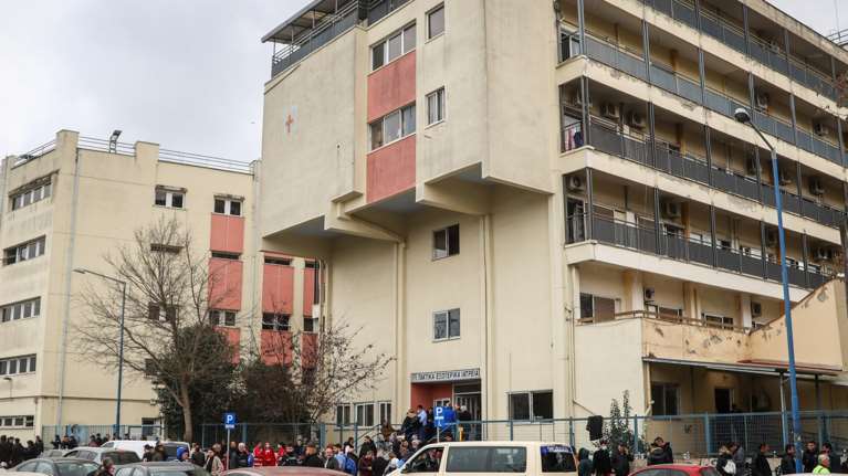 Συναγερμός στη Λάρισα: 5χρονο παιδί έπεσε από μπαλκόνι ύψους πέντε μέτρων