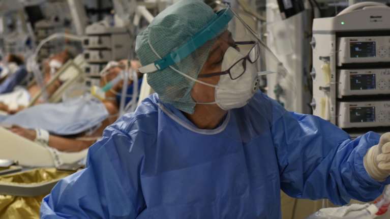 Κορονοϊός: Δεν υποχωρούν οι σκληροί δείκτες - 81 θάνατοι και 688 διασωληνωμένοι - 18.869 νέα κρούσματα