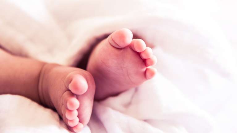 Απίστευτο περιστατικό στη Θεσσαλονίκη: Άφησαν το 4 μηνών μωρό τους στο αυτοκίνητο και πήγαν για ψώνια