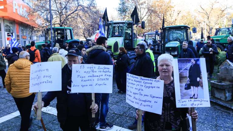 Παραχωρήσεις για να σπάσει το μέτωπο των αγροτικών μπλόκων - Τα μέτρα που εξετάζει η κυβέρνηση
