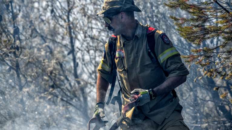 Φωτιά στον Ασπρόπυργο: Στο σημείο 40 πυροσβέστες και 14 οχήματα
