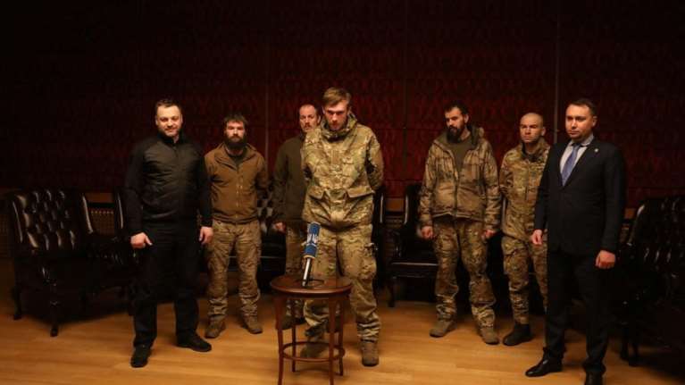 Ανταλλαγή αιχμαλώτων στην Ουκρανία: Ελεύθεροι οι αξιωματικοί του Αζοφστάλ - Απελευθερώθηκαν 55 Ρώσοι