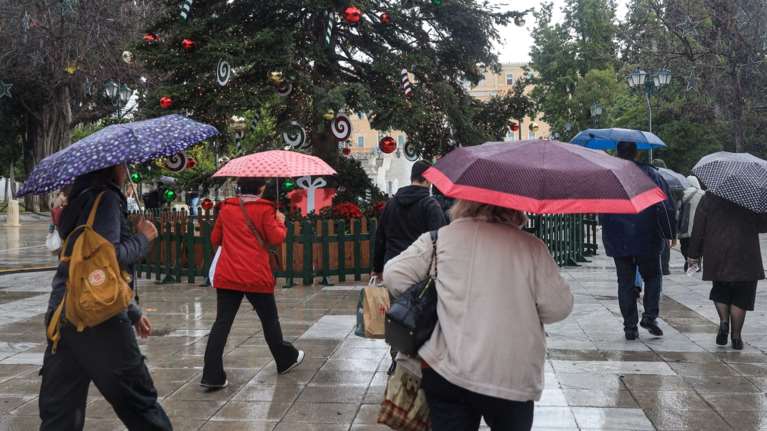 Τσατραφύλλιας: Βροχερά Χριστούγεννα, παγωμένη Πρωτοχρονιά - Η πρώτη εκτίμηση για τον καιρό στις γιορτές