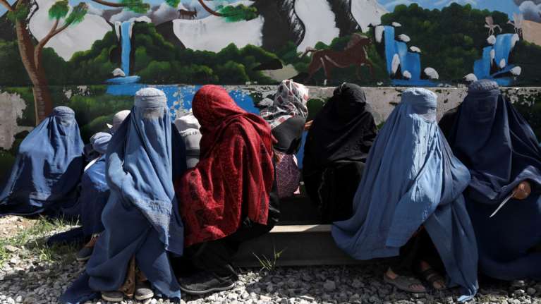 Αφγανιστάν: Ο ηγέτης των Ταλιμπάν ζήτησε από τις γυναίκες να φορούν μπούρκα δημοσίως για να μην προκαλούν