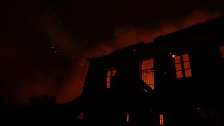 Φωτιά στη Βοιωτία: Έχει κυκλώσει το χωριό Στείρι η πυρκαγιά- Μεγάλο το μέτωπο [Βίντεο]