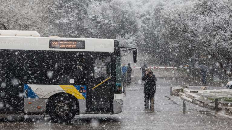 Κακοκαιρία &quot;Ελπίς&quot; – Σαρώνει την Αττική: Σταματούν όλα τα δρομολόγια λεωφορείων και τρόλεϊ