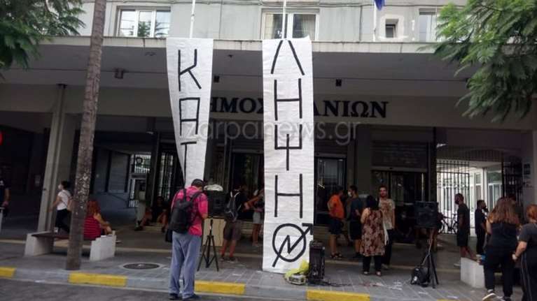 Κατάληψη στο Δημαρχείο των Χανίων από τους "αλληλέγγυους" της Rosa Nera