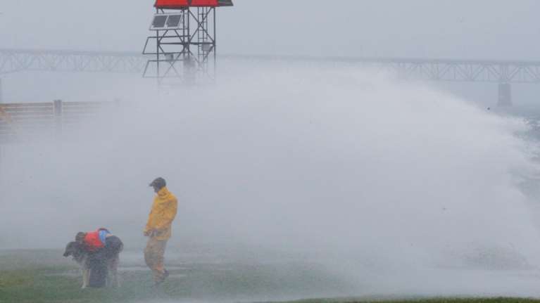ΗΠΑ: Φτάνει στη Νέα Υόρκη ο κυκλώνας Χένρι - &quot;Μείνετε σπίτι, Νεοϋορκέζοι&quot; κάλεσε ο δήμαρχος