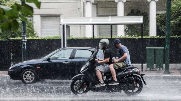 Νέα καταιγίδα στην Αθήνα: Έκλεισε η Πειραιώς λόγω καθίζησης - "Ψυχρή λίμνη" πάνω από την Ελλάδα